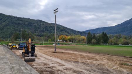 Umetna trava Na Logu (Špela Kranjc) (1)